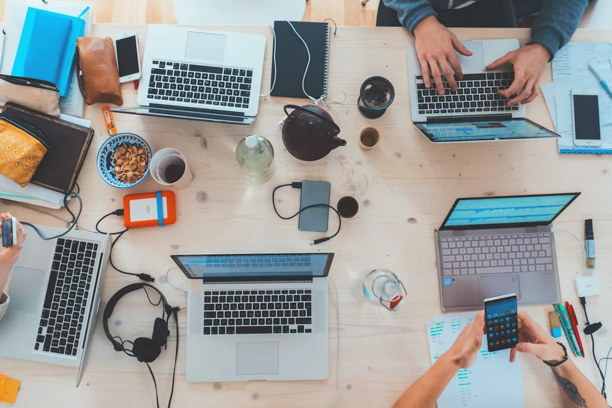 Kreatív csapat közös digitális projekten dolgozik